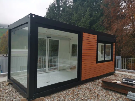 Bureau Modulaire Vitré et Isolé 15 m² avec Bardage Bois – 6 × 2,44 m