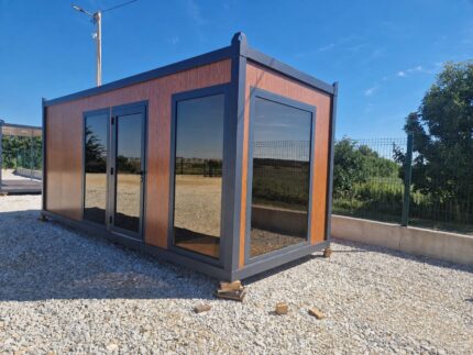 Conteneur Aménagé 18 m² Isolé et Vitré avec Salle de Bain