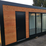 Module Bureau Aménagé 15 m² avec Sanitaires et Bardage Bois
