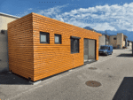 Module Lounge Aménagé 24 m² avec Bardage Bois et Sanitaires