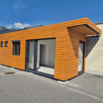 Module Lounge Aménagé 24 m² avec Bardage Bois et Sanitaires