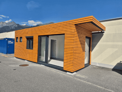 Module Lounge Aménagé 24 m² avec Bardage Bois et Sanitaires
