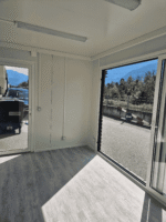 Module Lounge Aménagé 24 m² avec Bardage Bois et Sanitaires