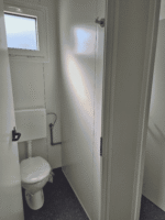 Module Lounge Aménagé 24 m² avec Bardage Bois et Sanitaires