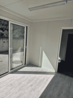 Module Lounge Aménagé 24 m² avec Bardage Bois et Sanitaires