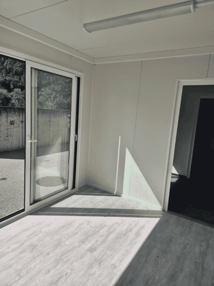 Module Lounge Aménagé 24 m² avec Bardage Bois et Sanitaires